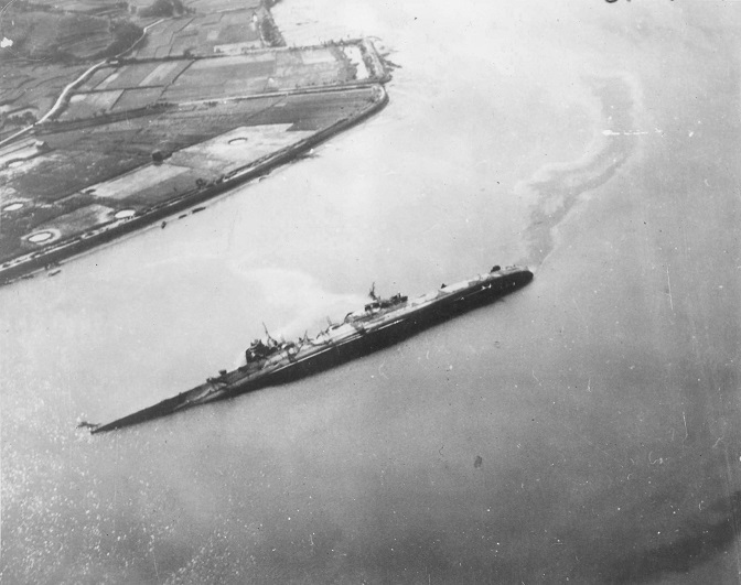 Oyodo_cruiser_capsized_19452.jpg